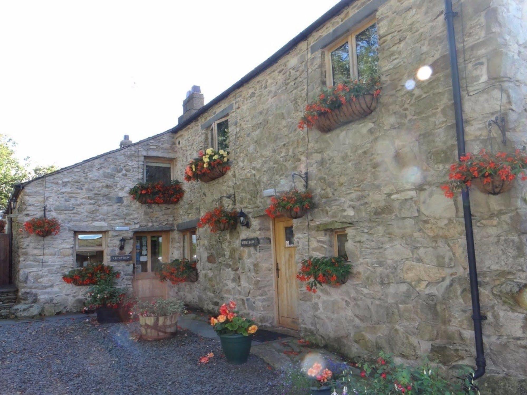 Hotel The Wayside And Whisky Barn Whitbeck Exterior foto